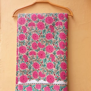 Tessuto con stampa floreale rosa, tessuto di cotone indiano, tessuto di cotone stampato, tessuto per abiti tagliato su misura