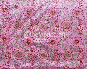 Katoenen stof roze bloemen: naaimateriaal handblokprint
