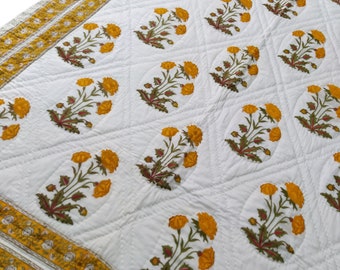 Edredón con estampado floral amarillo: Colcha reversible de algodón hecha a mano