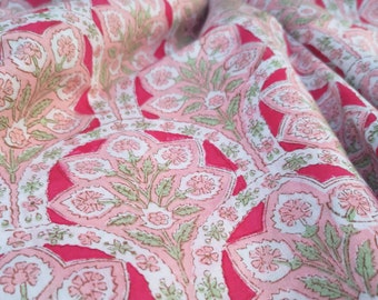 Tela de algodón rosa con estampado floral: Tela india estampada para confección de vestidos.