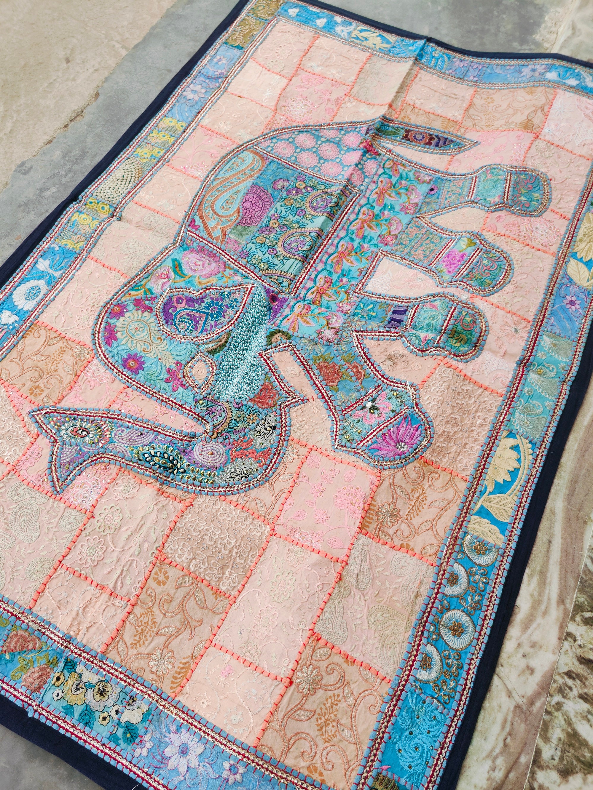 インド ビンテージ サリー パッチワーク タペストリー 刺繍 壁掛け 古布 インド ビンテージ サリー パッチワーク タペストリー 刺繍 壁掛け