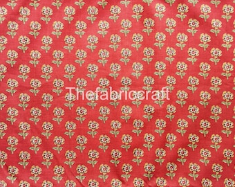 Tela de algodón estampada a mano con bloques: Textil indio con motivos florales.