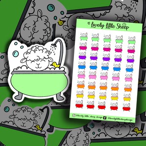 Pode incluir: Uma folha de adesivos com um desenho de uma ovelha de desenho animado tomando banho em uma banheira com um patinho de borracha. A folha inclui 25 adesivos com diferentes fundos coloridos e uma variedade de desenhos de ovelhas. O texto "Lovely Little Sheep" está na parte superior da folha.