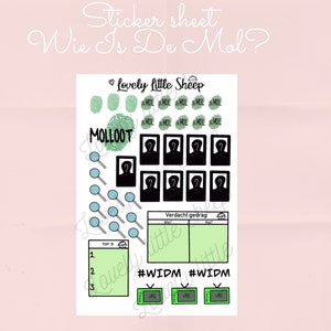 Może przedstawiać: Arkusz naklejek w zielono-czarnym stylu. Arkusz zawiera różne naklejki, w tym odcisk palca, lupy, sylwetki ludzi i telewizor. Tekst na arkuszu brzmi "Sticker sheet Wie Is De Mol?" i "Lovely Little Sheep".