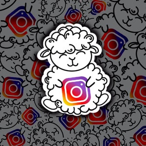 Op de afbeelding: Een wit cartoon schaap dat een kleurrijk Instagram-logo in zijn armen vasthoudt. Het schaap is omringd door een patroon van grijze schapen en Instagram-logo's.
