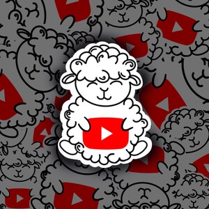 Op de afbeelding: Een wit cartoon schaap dat een rode YouTube-playknop vasthoudt. Het schaap is omringd door een patroon van zwarte schapen en rode YouTube-playknoppen.