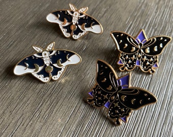 Lunar Moth Pin, Butterfly Emaille Pin, Gotische Pin, Halloween Pin, Heks Pin, Maan Pin, Hemelse Moth Pin, Emaille Pin, Moth Broche, Vlinder