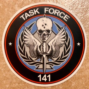 Puede incluir: Un juego de tres tazas de cerámica con un acabado mate moteado. Las tazas son de color crema, gris claro y gris oscuro. Cada taza tiene un diseño simple y minimalista, ideal para café o té.