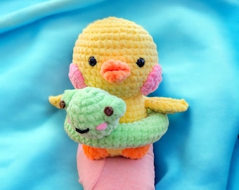 Caneton avec grenouille flottante en peluche au crochet | Fabriqué sur commande