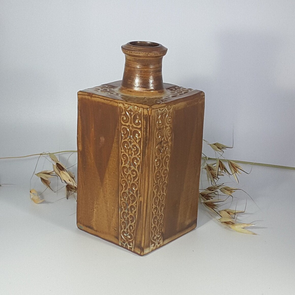 Bouteille Carrée, Au Ruban Estampé, Couleur Ocre, Terre Du Fuilet, Pièce Unique, Fait Main Artisanal