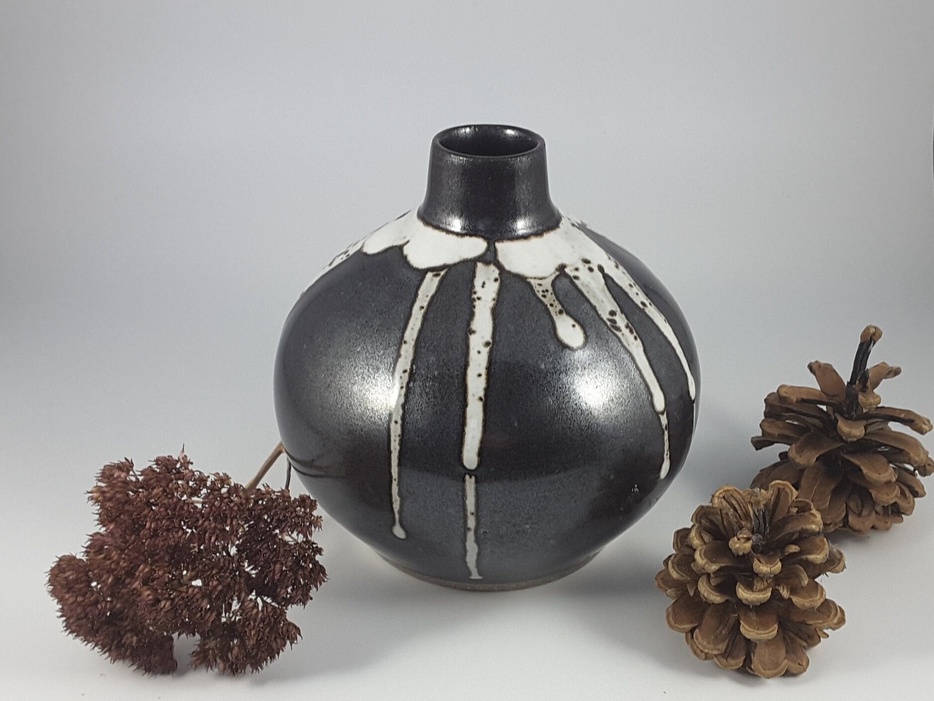 Vase Boule, Noir à Réhauts et Coulures Blancs, Grès Émaillé, Fait Main Artisanal, Pièce Unique