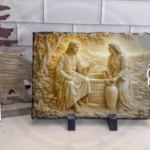Femme au puits, plaque rustique en ardoise | Décoration biblique pour table | 14 x 19 cm | Touche de foi