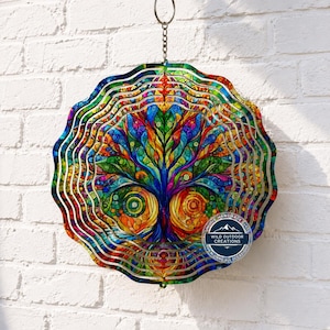 Verspielter Lebensbaum-Windspinner, farbenfrohe Gartendekoration, spirituelle Metallkunst für den Außenbereich