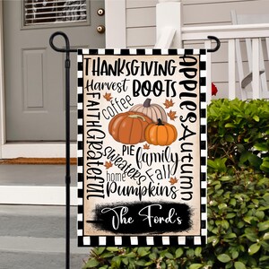 Bandera de jardín personalizada de Acción de Gracias con nombre personalizado, calabaza de otoño, arte con palabras, decoración de patio de granja