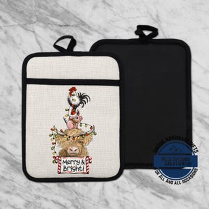 Puede incluir: Dos agarradores rectangulares, uno con frente color crema que muestra un gráfico de una vaca Highland, un cerdo y un gallo con gorro de Papá Noel, envueltos en luces navideñas, con el texto Merry & Bright. El otro agarrador es negro sólido.