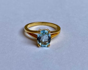 1.60 Carat Aquamarine Ring in 14K Gold, Elegant Oval Design, Great for Special Occasions, Ideal Birthday Present