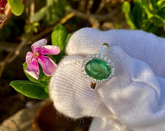 Anello con smeraldo a grappolo: pietra portafortuna raffinata per il mese di maggio, 2,25 carati
