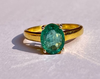 Anillo de esmeralda: oro amarillo de 14 kt, piedra preciosa ovalada