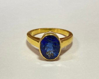 18kt Yellow Gold Tanzanite Ring: Oval Gemstone, 3.15 Carats