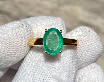 Anillo de esmeralda en oro amarillo de 14 quilates: piedra preciosa de corte ovalado hecha a mano