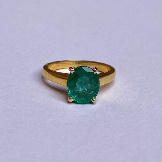 18kt Yellow Gold Emerald Ring: Oval Cut Gemstone