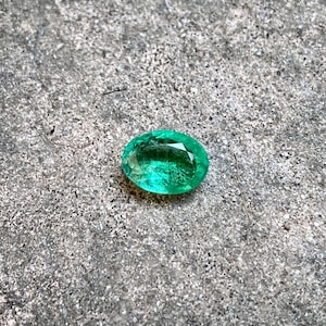 Natural Emerald , 1.72 Carats ,Vivid Green Eye Clean Emerald , 8.7 x 6.4 MM , Fine Clarity Emerald For Engagement Ring