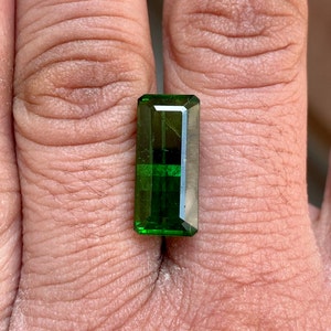 Piedra preciosa de turmalina verde: 10,40 quilates de corte rectangular, origen brasileño