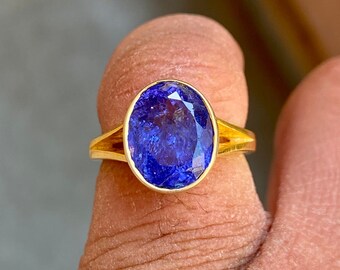 18k Yellow Gold Tanzanite Ring: Oval Blue Gemstone (4.25 Carats)