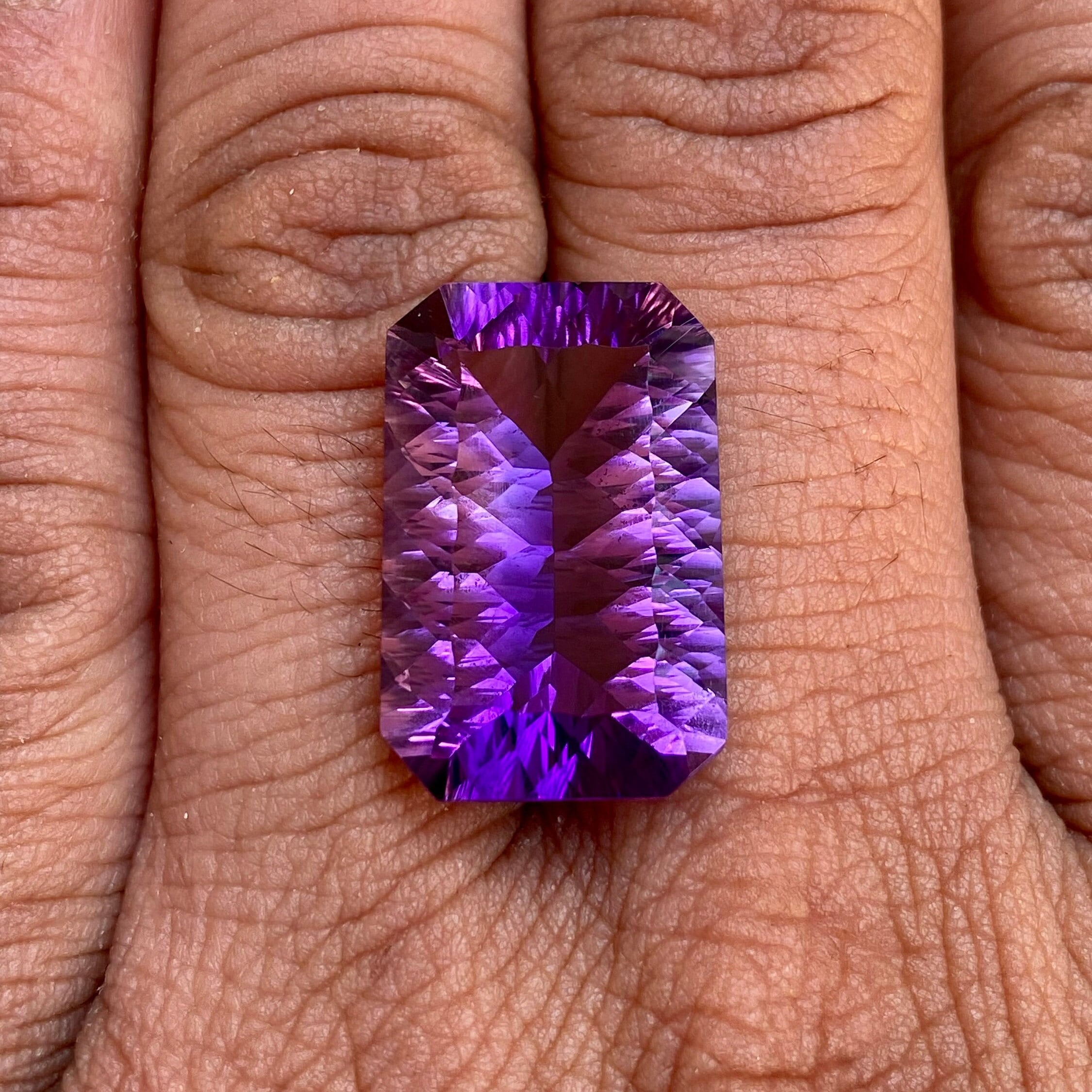 天然アメジスト、20.30 カラット、トップコンケーブカットパープル
