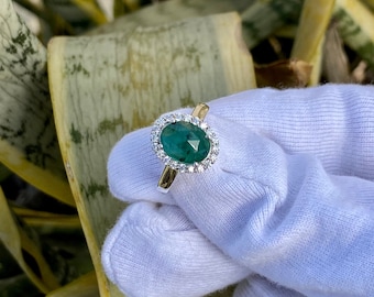 Anello con pietra portafortuna smeraldo: pietra preziosa verde da 2,65 carati