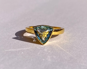 Anillo de aguamarina en oro amarillo de 14 kt: joyería con piedra de nacimiento de talla trillón