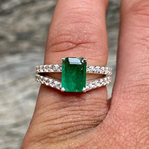 Natürlicher Smaragd Ring mit feiner Qualität Smaragd und natürlichen Zirkonen | V-förmiges Band mit Zirkonen | Cluster Smaragd Ring |1,15 Karat