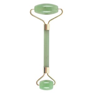 Op de afbeelding: Een jade gezichtsroller in een lichtgroene tint. De roller heeft twee jade stenen die zijn verbonden door een goudkleurig metalen frame en handvat. De stenen zijn rechthoekig en cilindrisch, ontworpen voor huidverzorgingsroutines.