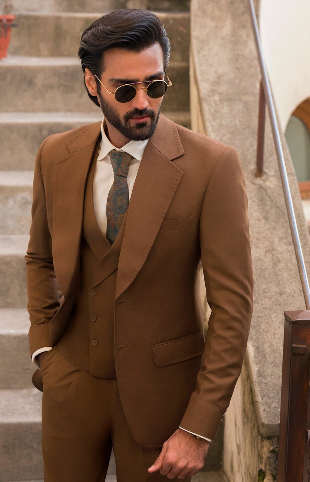 Traje de hombre marrón de tres piezas de diseño elegante para boda