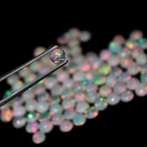Pietra preziosa cabochon rotonda multi fuoco di forma opale etiope AAA, opale rotondo da 5 mm per la creazione di gioielli e anelli.