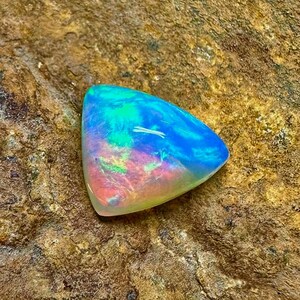 Cabochon di fuoco multi opale, pietra preziosa sciolta di opale a forma di trilliano da 2 ct, dimensioni: 10x9x5 mm. Opale di fuoco, pietra preziosa sciolta di opale di fuoco etiope appariscente.