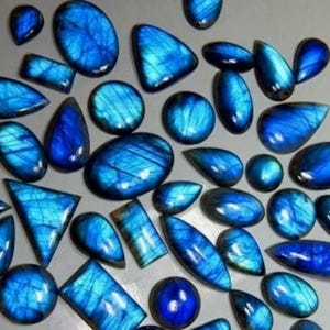 Labradorite 100 % naturel bleu flashy lot vente en gros de pierres précieuses pour bijoux, mélange de formes hautes pierres flashy stock limité prix très raisonnables.