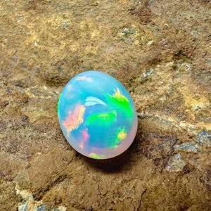 Opale etiope sciolto, opale di fuoco cabochon, pietra preziosa sciolta da 2,50 ct, dimensioni: 11x9x5 mm. Opale di fuoco etiope naturale, pietra preziosa sciolta.