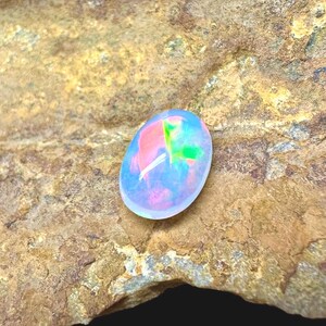 Cabochon di opale di fuoco etiope naturale, pietra preziosa di opale sfusa da 2,50 ct. Dimensioni: 13x9x5 mm. Cabochon di opale multi fuoco, pietra preziosa sfusa di opale di fuoco etiope.