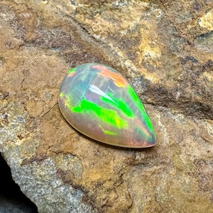 Cabochon di opale di fuoco naturale, 1,80 ct di opale sciolto, dimensioni: 12x8x3 mm. Raro pezzo di opale sciolto, opale di fuoco etiope, pietra preziosa sciolta.