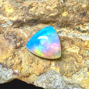 Cabochon di opale di fuoco etiope sfuso, pietra preziosa di opale a forma di trilliano da 2 ct. Dimensioni: 10x10x5 mm. Cabochon di opale multifuoco, pietra preziosa sfusa di opale etiope.