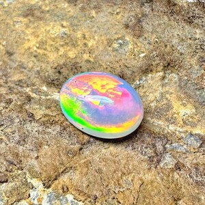 Cabochon di opale di fuoco etiope di prima qualità da 2,30 ct, dimensioni: 11x9x5 mm, opale sfuso multi-cavità, pietra preziosa di opale di fuoco etiope.