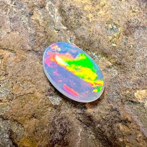 Cabochon di opale di fuoco multiplo, pietra preziosa sciolta di opale da 2,60 ct, dimensioni: 13x9x4 mm. Opale di fuoco, pietra preziosa sciolta di opale di fuoco etiope appariscente.