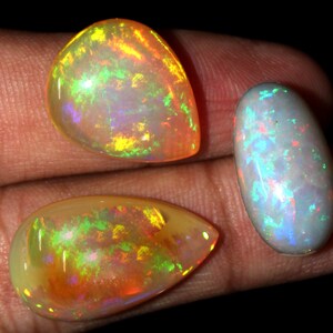 Opale naturale di qualità superiore da 2 carati, forma mista di medie dimensioni, pietra preziosa opale cabochon, pietra preziosa opale multi appariscente, cabochon opale di fuoco