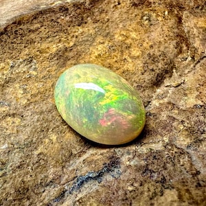 Opale di fuoco naturale etiope, cabochon di opale di fuoco, pietra preziosa sfusa di opale da 3 carati. Dimensioni: 13x9x5 mm. Cabochon di opale, pietra preziosa sfusa di opale di fuoco etiope.