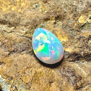Cabochon di opale di fuoco naturale, pietra preziosa di opale sciolta da 1,80 carati. Dimensioni: 11x8x5 mm. Cabochon di opale multi fuoco, pietra preziosa sciolta di opale di fuoco etiope.