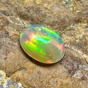 Opale etiope sciolto, opale di fuoco cabochon, pietra preziosa di opale sciolta da 2,05 ct. Dimensioni: 10x8x3 mm. Opale naturale, pietra preziosa sciolta di opale di fuoco etiope.