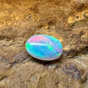 Cabochon di opale di fuoco etiope, pietra preziosa sciolta da 1,50 ct, dimensioni: 11x8x4 mm. Raro pezzo di opale sciolto, pietra preziosa sciolta di opale di fuoco etiope.