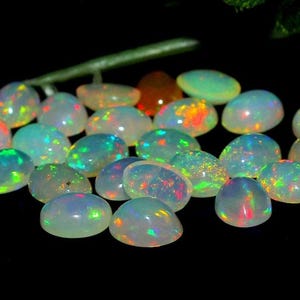 Opala etíope natural - cabochão oval - calibrada. 7 a 9 mm. Lote de atacado de opala - chamativo multifogo Welo Fire, lote de peças calibradas de qualidade AAA.