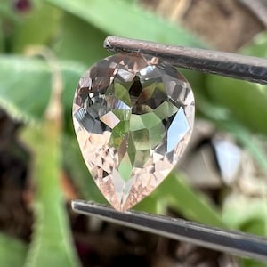 Peach Morganite Gemstone: 1.35 ct Pear Cut, 9x7x4 mm